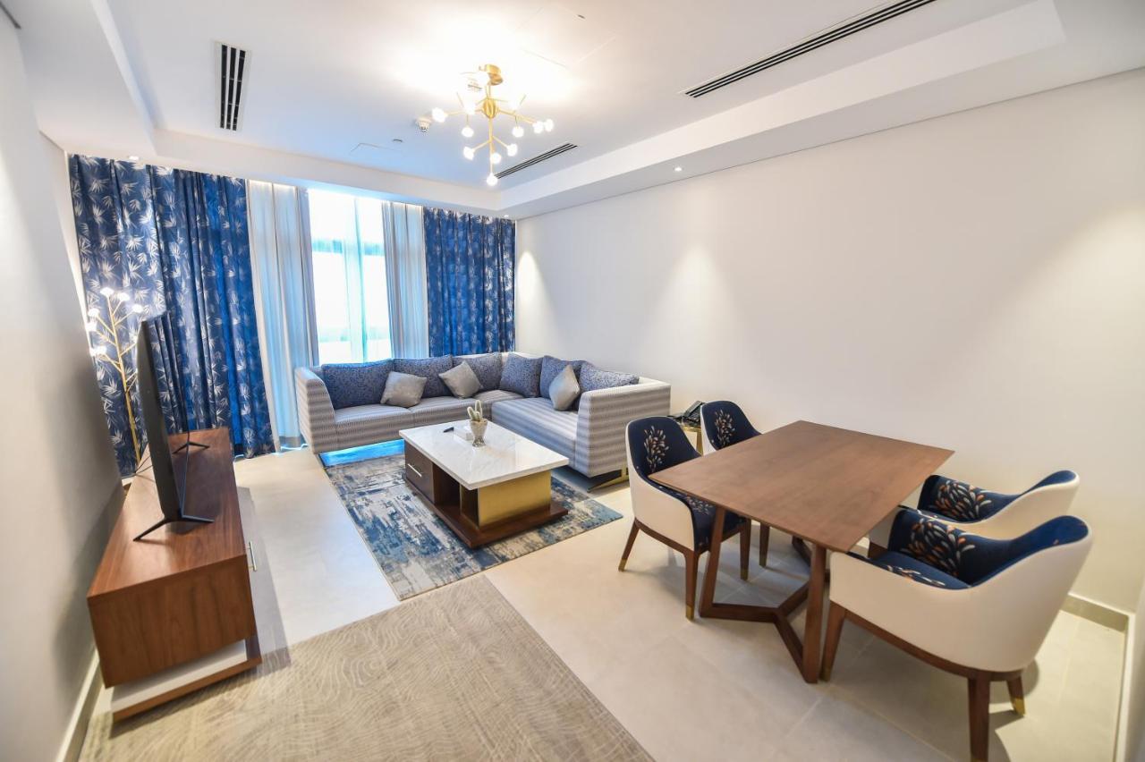 Waterfront Hotel Apartment Lusail المظهر الخارجي الصورة A living room in a typical apartment