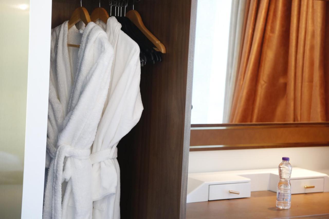 Waterfront Hotel Apartment Lusail المظهر الخارجي الصورة A bathrobe hanging in a closet