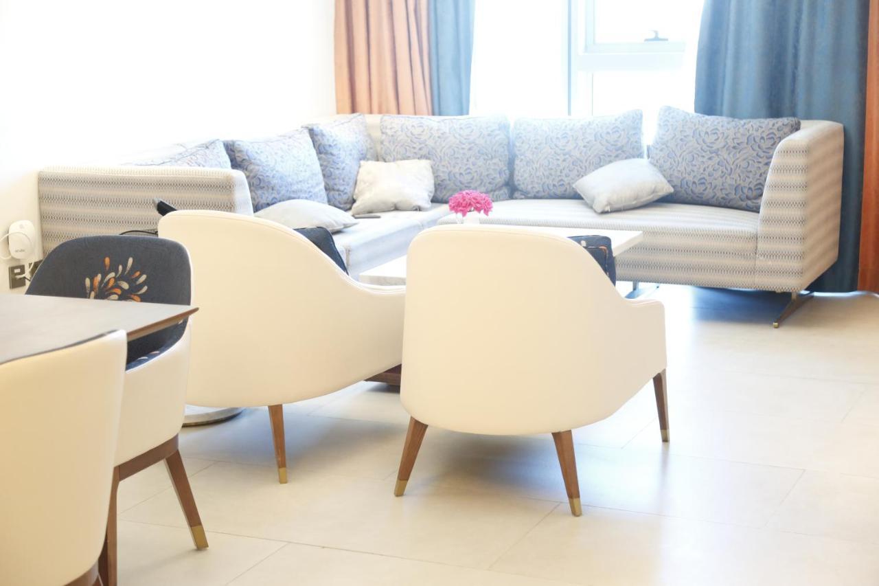 Waterfront Hotel Apartment Lusail المظهر الخارجي الصورة A living room in a modern apartment