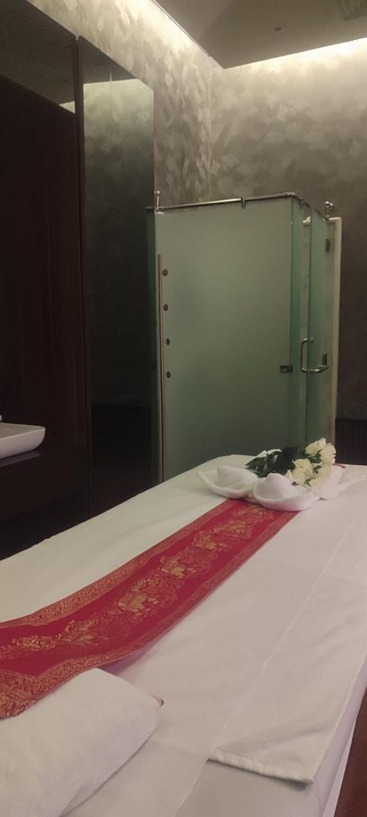 Waterfront Hotel Apartment Lusail المظهر الخارجي الصورة A shower cubicle in a Thai spa