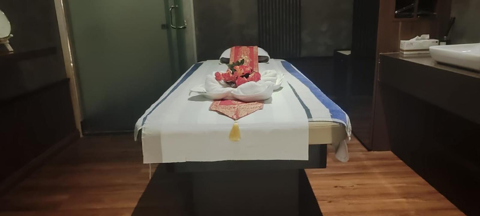 Waterfront Hotel Apartment Lusail المظهر الخارجي الصورة A massage bed